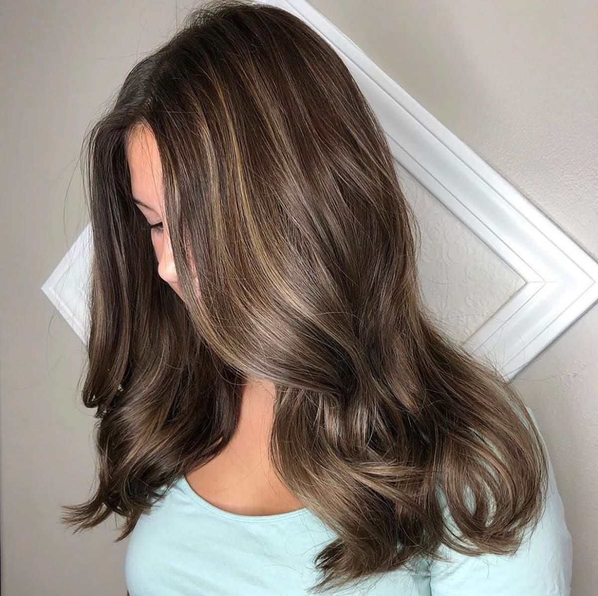 Soft brunette with face-framing highlights