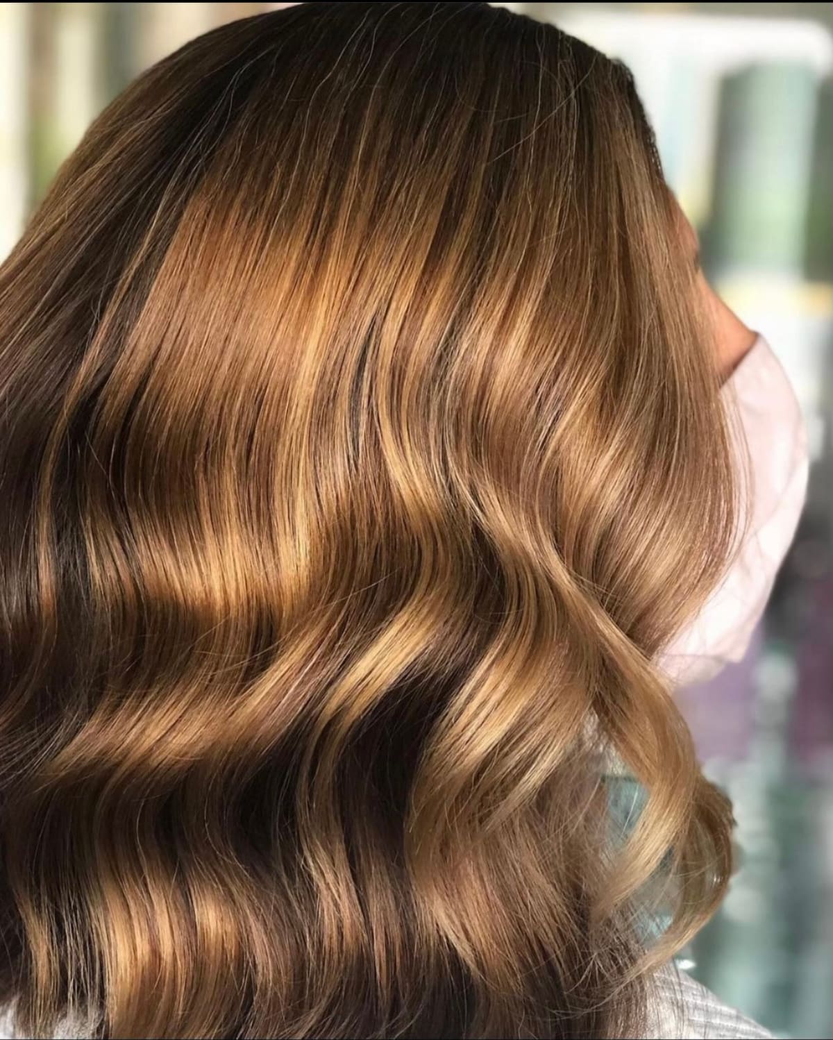 Caramel highlights on brown waves